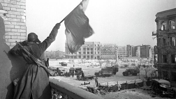 Советский боец держит флаг в Сталинграде, архивное фото - Sputnik Молдова