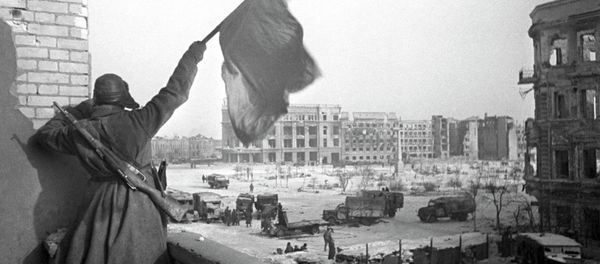 Советский боец держит флаг в Сталинграде, архивное фото - Sputnik Молдова