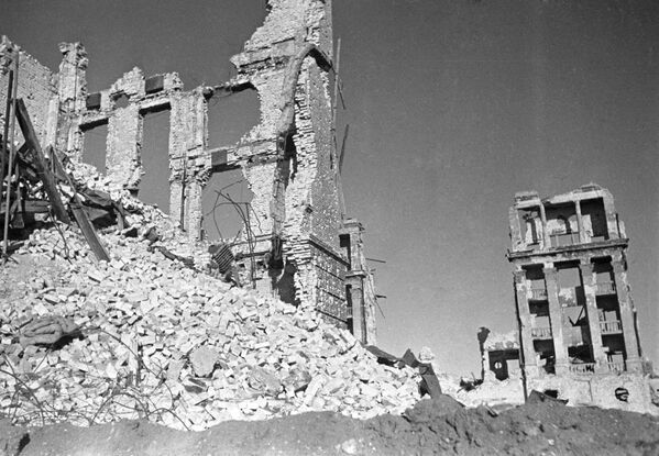 Здания, разрушенные в ходе боев на улицах Сталинграда. 1942 - Sputnik Молдова