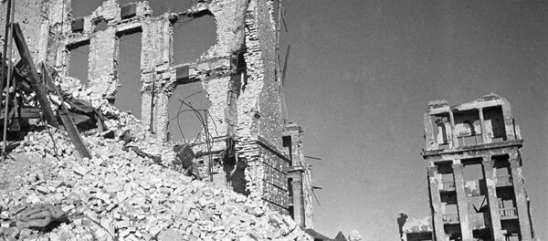Здания, разрушенные в ходе боев на улицах Сталинграда. 1942 - Sputnik Молдова