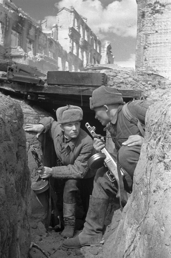 В подземном переходе сообщений. Сталинград, сентябрь 1942 года - Sputnik Молдова