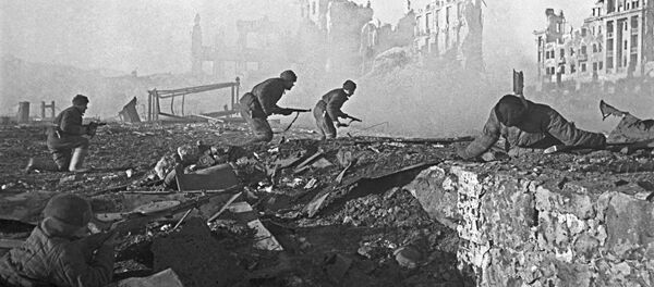 Уличные бои в Сталинграде. Штурм дома. Ноябрь 1942 года - Sputnik Молдова