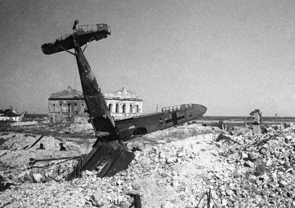 Гитлеровский самолет, сбитый в бою над Сталинградом, 1943 год - Sputnik Молдова