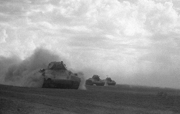 Советские танки идут в атаку под Сталинградом, 1942 год - Sputnik Молдова