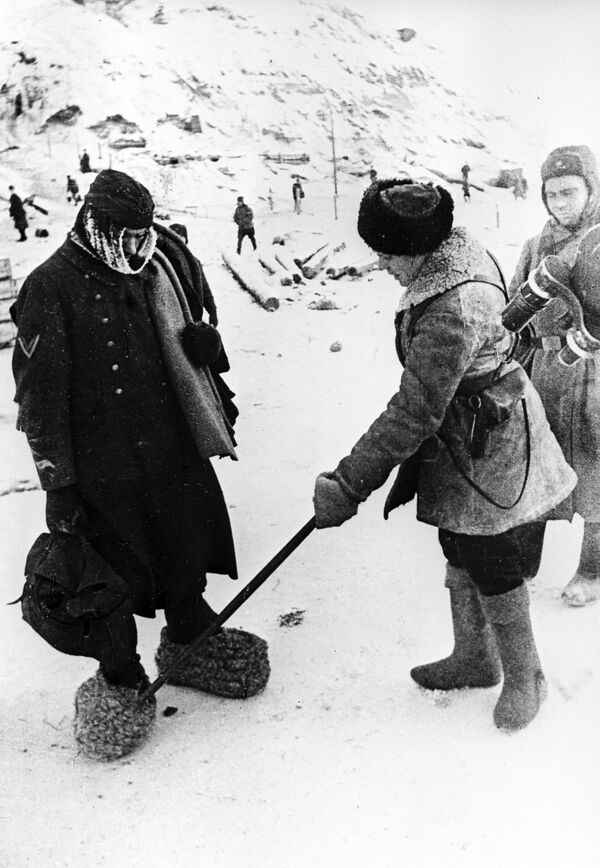 Пленный немецкий солдат в самодельных эрзац-валенках, 1943 год - Sputnik Молдова