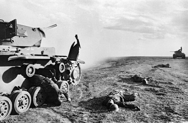 Подбитый немецкий средний танк Pz.Kpfw. III, погибшие немецкие танкист и пехотинцы после танкового боя под Сталинградом, 1942 год - Sputnik Молдова