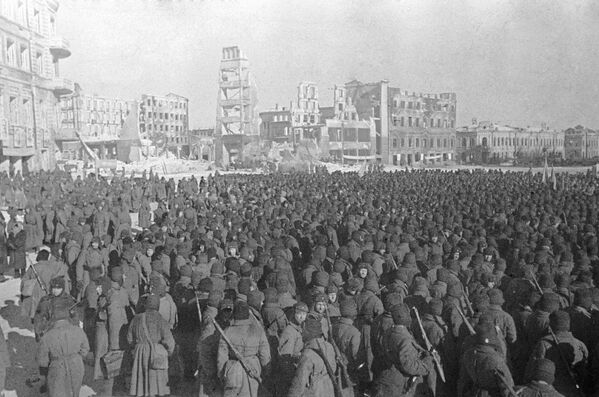 Советские бойцы на митинге в освобожденном от немецко-фашистских захватчиков Сталинграде 4 февраля 1943 года - Sputnik Молдова