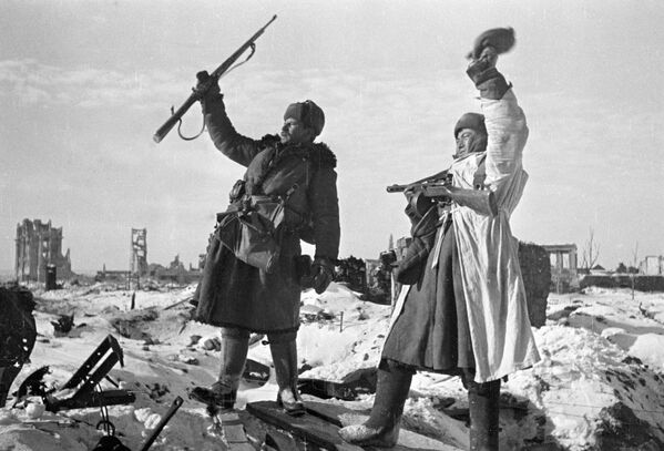 Бойцы празднуют освобождение Сталинграда от немецко-фашистских захватчиков - Sputnik Молдова