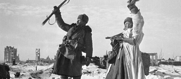 Бойцы празднуют освобождение Сталинграда от немецко-фашистских захватчиков - Sputnik Молдова