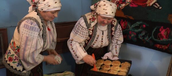 Șezătoarea din Moldova: Cântece, pătărănii, dansuri, plăcinte și voie bună Șezătoarea din Moldova: Cântece, pătărănii, dansuri, plăcinte și voie bună - Sputnik Moldova-România