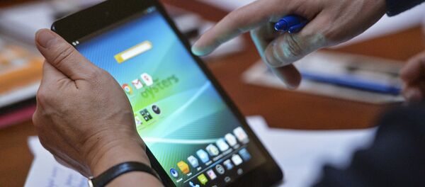 Спецпроект Обучение планшетной грамоте для людей старшего возраста в Москве - Sputnik Молдова