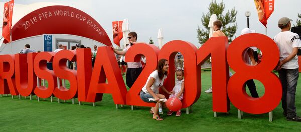 Посетители на площадке Чемпионата мира по футболу FIFA 2018 на открытии парка Универсиады в Казани - Sputnik Moldova-România