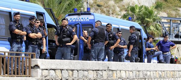 Italian police officers - Sputnik Moldova-România
