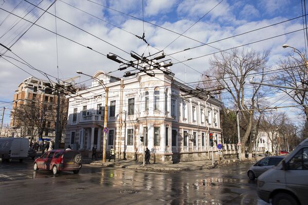 Chişinău. Edificiu situat la intersecţia străzilor Bucureşti şi Puşkin - Sputnik Moldova