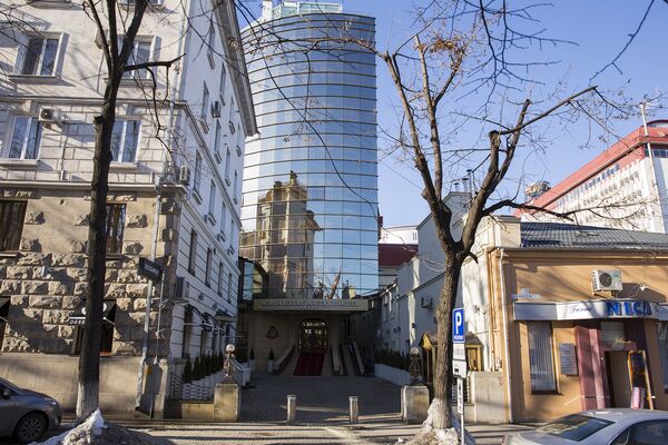 Chişinău. Vecinătatea stilurilor arhitecturale. Hotelul Mobil - Sputnik Moldova-România