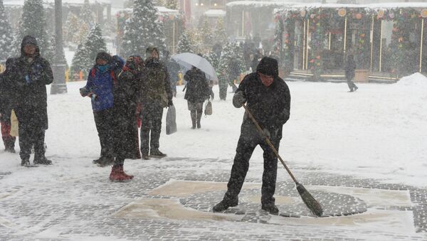 Уборка снега на Нулевом километре перед Красной площадью - Sputnik Молдова
