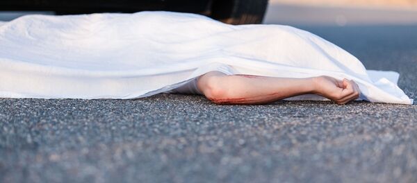 Мертвый человек на асфальте Мертвый человек на асфальте - Sputnik Moldova-România