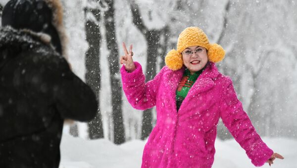 Девушка позирует для фотографии на Воробьевых горах во время снегопада - Sputnik Молдова