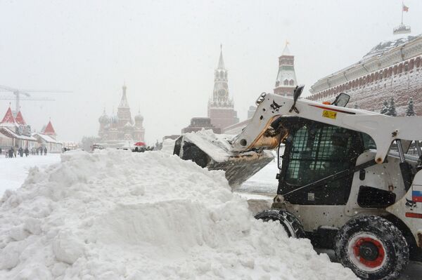 Снегоуборочная техника коммунальных служб во время уборки последствий снегопада на Красной площади в Москве - Sputnik Молдова