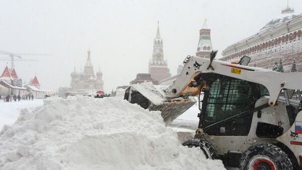Снегоуборочная техника коммунальных служб во время уборки последствий снегопада на Красной площади в Москве - Sputnik Moldova-România