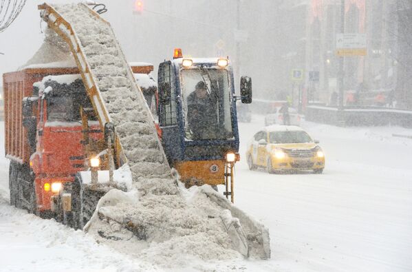 Снегоуборочная техника коммунальных служб во время уборки последствий снегопада в Москве - Sputnik Молдова