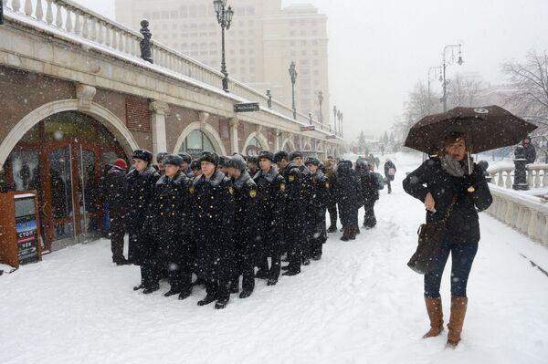 Военнослужащие Президентского полка во время снегопада на Манежной площади в Москве - Sputnik Молдова