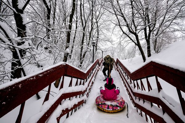 Отец с дочерью на лестнице в музее-заповеднике Коломенское в Москве - Sputnik Молдова