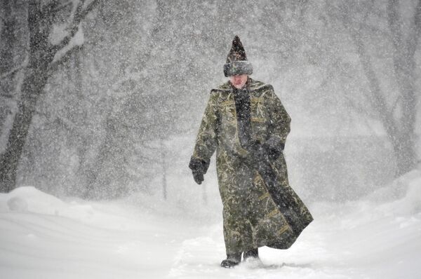 Молодой человек в историческом костюме во время снегопада на территории музея-заповедника Коломенское - Sputnik Молдова