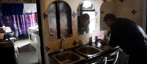 Иностранный рабочий в жилом вагончике - Sputnik Молдова