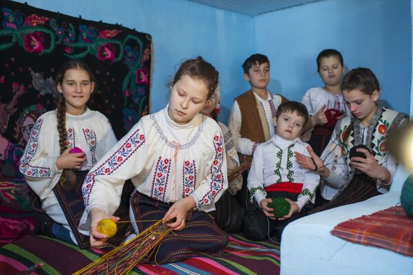 Șezătoare în Moldova, comuna Șolcani, raionul Soroca: cântece, dansuri, plăcinte și voie bună - Sputnik Moldova