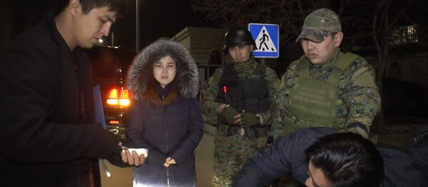 Парень сделал необычное предложение руки, сыграв роль наркоторговца - Sputnik Молдова