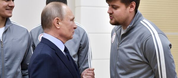 Vladimir Putin s-a întâlnit cu sportivi ruși care vor participa la JO din 2018 Vladimir Putin s-a întâlnit cu sportivi ruși care vor participa la JO din 2018 - Sputnik Moldova-România