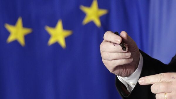 EU-Kommissionschef Jean-Claude Juncker signiert Deklaration während EU-Gipfel, Italien (Archiv) - Sputnik Молдова