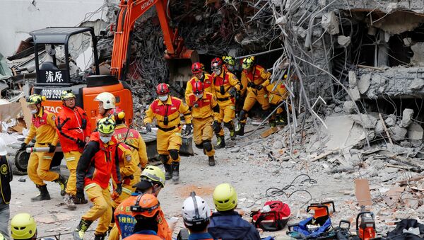 Rescuers run out of a hotel during an aftershock after an earthquake hit Hualien, Taiwan February 7, 2018 - Sputnik Moldova-România