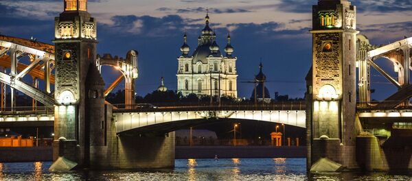 Разводка моста Петра Великого в Санкт-Петербурге Разводка моста Петра Великого в Санкт-Петербурге - Sputnik Moldova-România