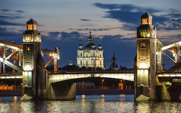 Разводка моста Петра Великого в Санкт-Петербурге - Sputnik Moldova