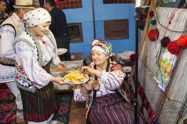 Șezătoare în Moldova, comuna Șolcani, raionul Soroca: cântece, dansuri, plăcinte și voie bună - Sputnik Moldova-România