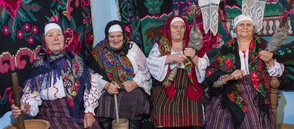 Шезэтоаре в селе Шолкань Сорокского района: песни, танцы и плацинды. Шезэтоаре в селе Шолкань Сорокского района: песни, танцы и плацинды. - Sputnik Молдова