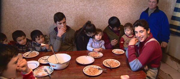 Многодетная семья Урсу из села Ермоклия района Штефан-Водэ - Sputnik Молдова