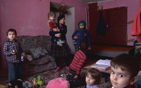 Многодетная семья Урсу из села Ермоклия района Штефан-Водэ - Sputnik Молдова