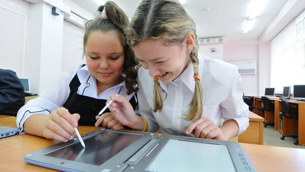 Эксперимент по переходу на электронные книги в средних школах - Sputnik Moldova
