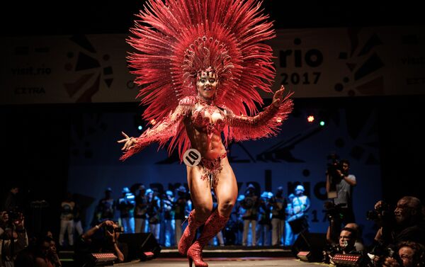 Candidate for Queen of Samba, Mayara do Nascimento dos Santos, performs during the final selection of the Rio de Janeiro's Carnival 2017 Samba Court at Cidade do Samba in Rio de Janeiro, Brazil, on October 11, 2016 - Sputnik Молдова