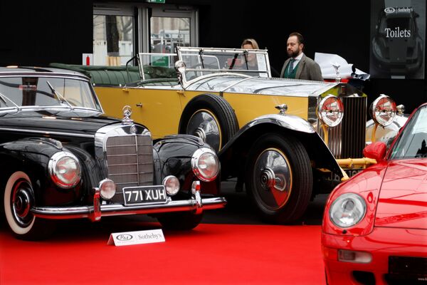 Автомобили Mercedes-Benz 300 S 1955 года и Rolls-Royce Phantom 1 Tourer 1929 года на выставке Retromobile 2018 в Париже - Sputnik Молдова