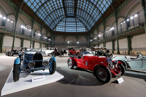 Автомобили Aston Martin 1-Litre Sports 2/4 Seater 1934 года и Bugatti 1935 года на выставке Retromobile 2018 в Париже - Sputnik Молдова