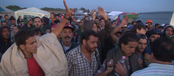 Беженцы в ЕС: толпы на дорогах, палаточные лагеря и акции протеста - Sputnik Moldova