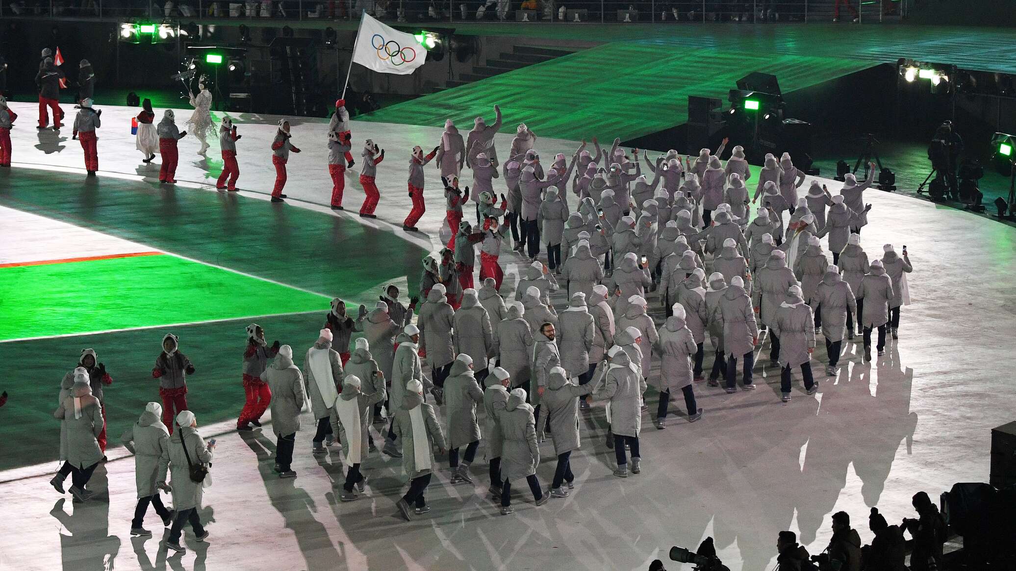 Спортсмены без флага и гимна. Российские спортсмены без флага на Олимпиаде. Спортсмены на открытии олимпиады.