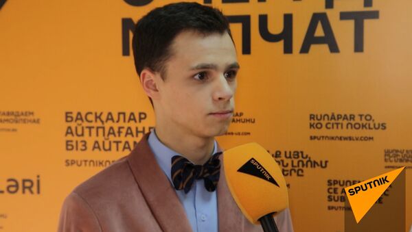Максим Гнатюк перед выходом на сцену конкурса Ты супер! - Sputnik Молдова
