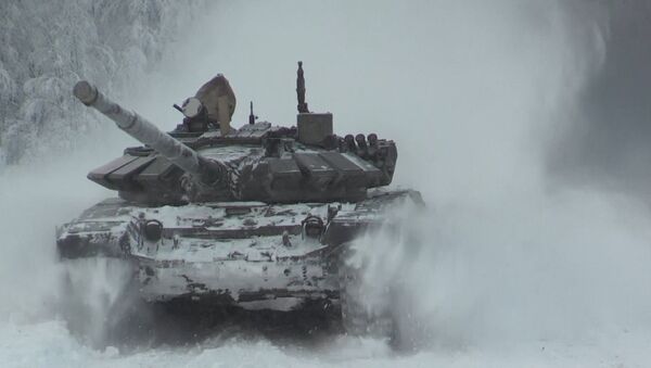 Танки Т-72 маневрировали в снегу на отборочном турнире к Армейским Играм - Sputnik Moldova