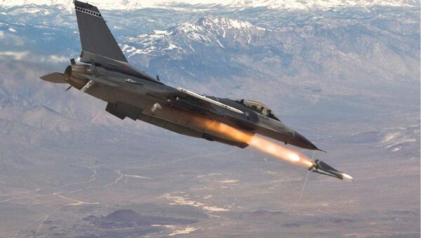 F-16 firing a Maverick missile - Sputnik Moldova-România
