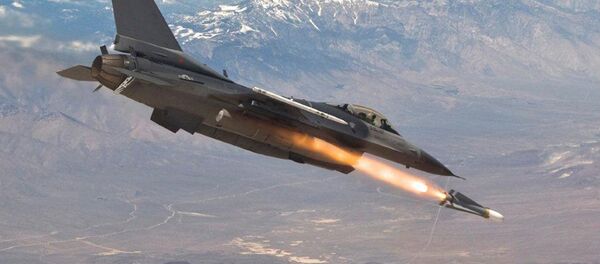 F-16 firing a Maverick missile - Sputnik Moldova-România